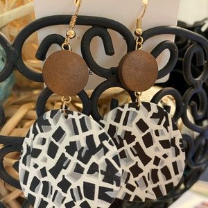 Dangle earrings. New never work. Light weight. Good quality.